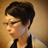 暗めのヘアカラーの大人ショート