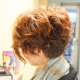 前下がりの丸いボブに強めのランダムなパーマスタイル