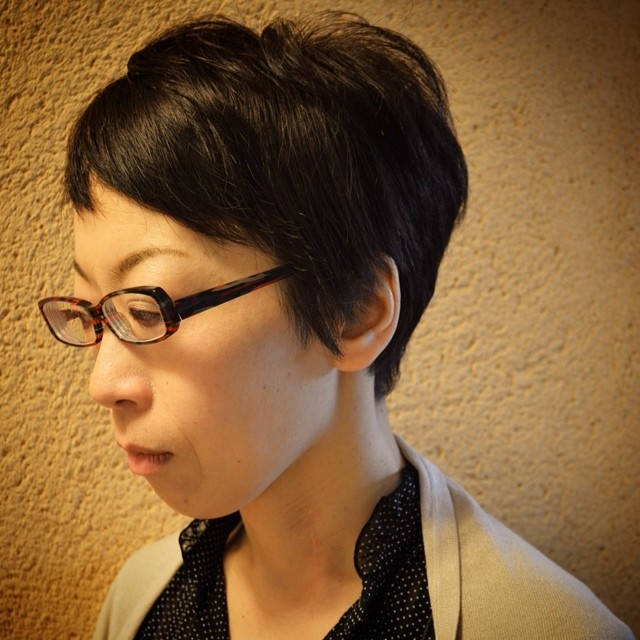 暗めのヘアカラーの大人ショート 1