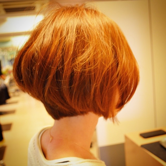 ハイトーンのおしゃれな前下がりアゴラインボブ 1