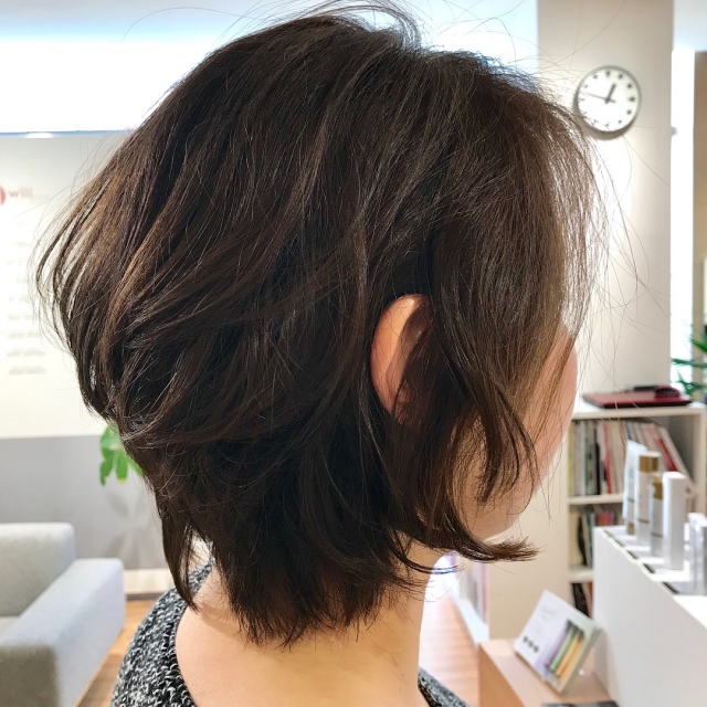 クセ毛を活かした前下がりのショートボブ 2