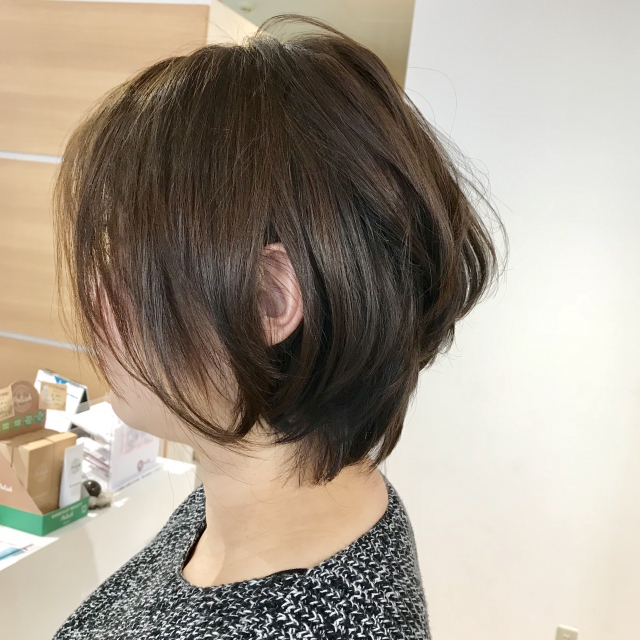 クセ毛を活かした前下がりのショートボブ 1